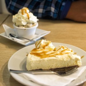 Ciasto skyr na stole z bitą śmietaną