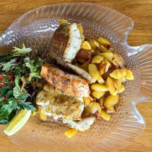 Halibut z ziemniakami i surówką