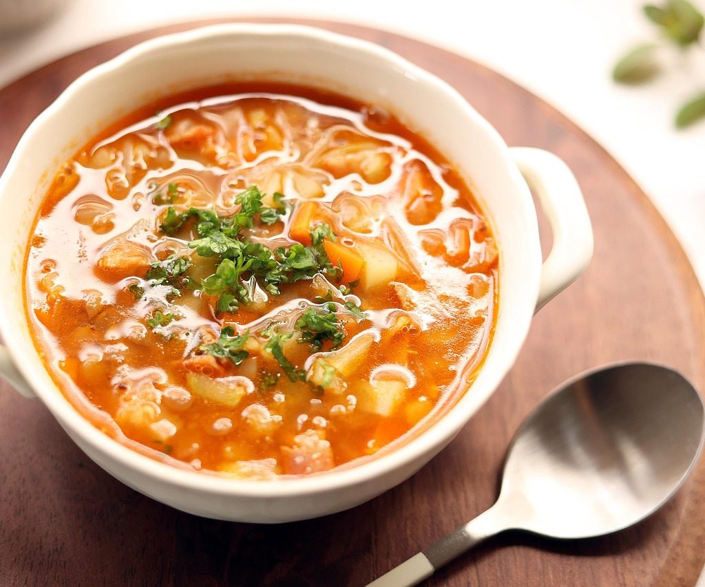 soup, vegetable soup, minestrone, minestrone style, food, lentil, beans, carrots, onion, potato, bacon, tomato soup, tomato base, parsley, soup plate, dish, soup bowl, mint, peppermint