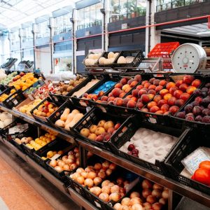 Różnorodne, kolorowe europejskie warzywa i owoce na stoisku targowym, prezentujące świeżość i obfitość w środku.