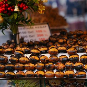A display of roasted chestnuts at a vibrant street market in Bursa, Türkiye.