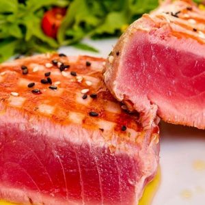 Tuńczyk grillowany z sezamem