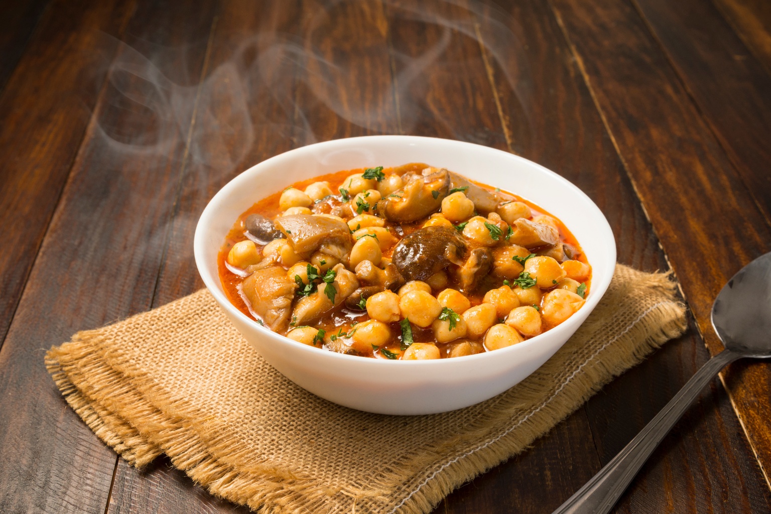 Zupa z ciecierzycą i grzybami w jasnej zastawie.