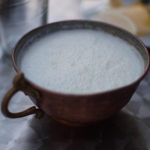Napój mleczny Ayran w kubku ceramicznym