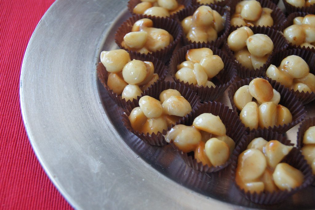 Grona orzechów makadamia prażone w miodzie