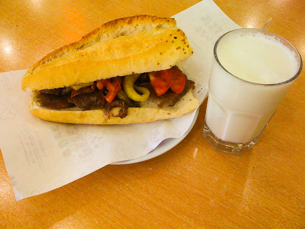 Ayran w szklance oraz kebab w bułce