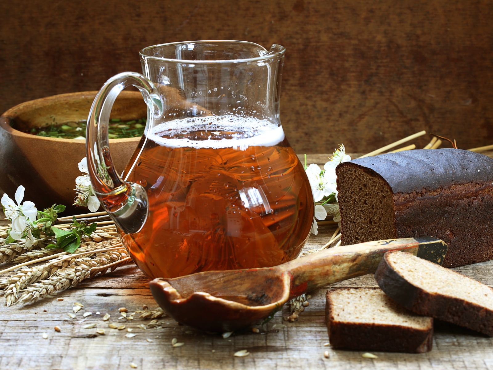 Kwas chlebowy na stole z ciemnych chlebem