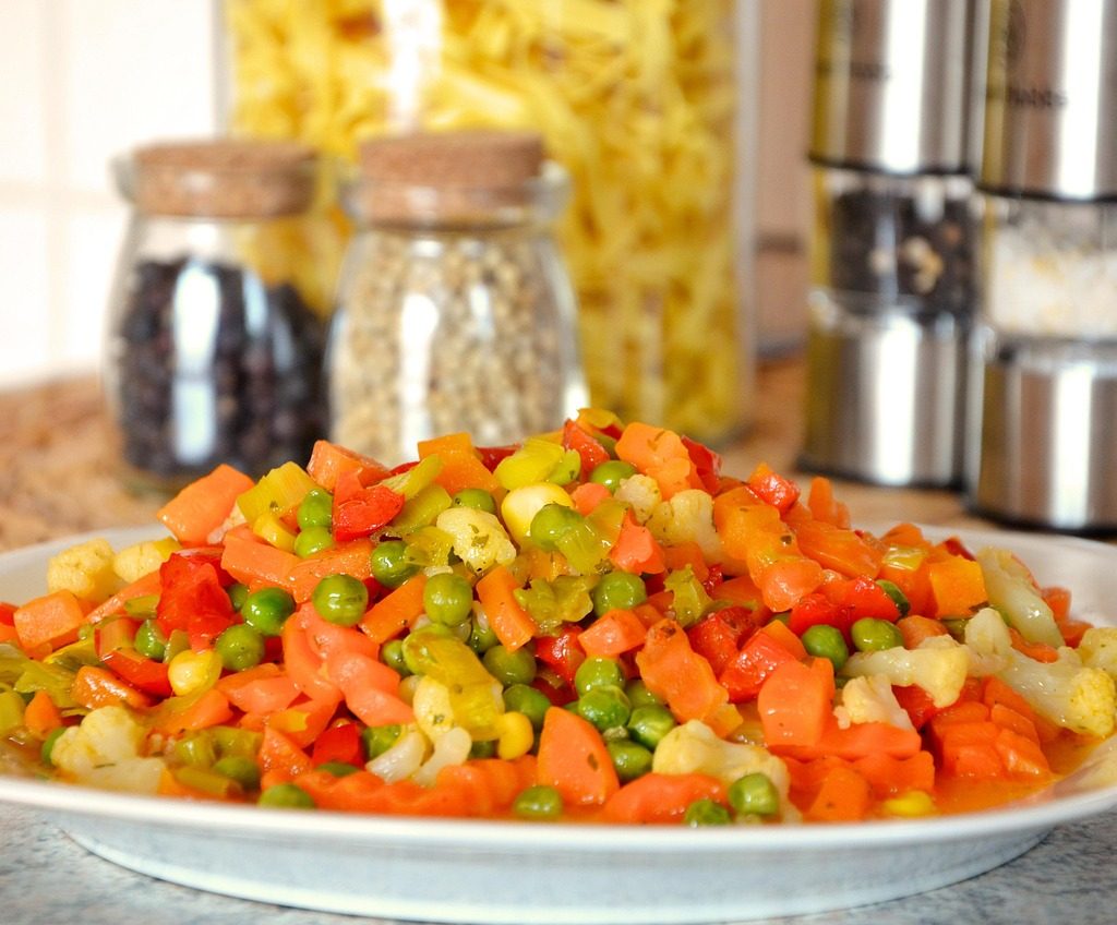 Marchewka z gorszkiem i kalafiorem podana w tradycyjnym białym talerzu