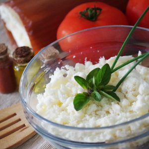 Polski ser bryndza podany z ziołami w przezroczystym naczyniu