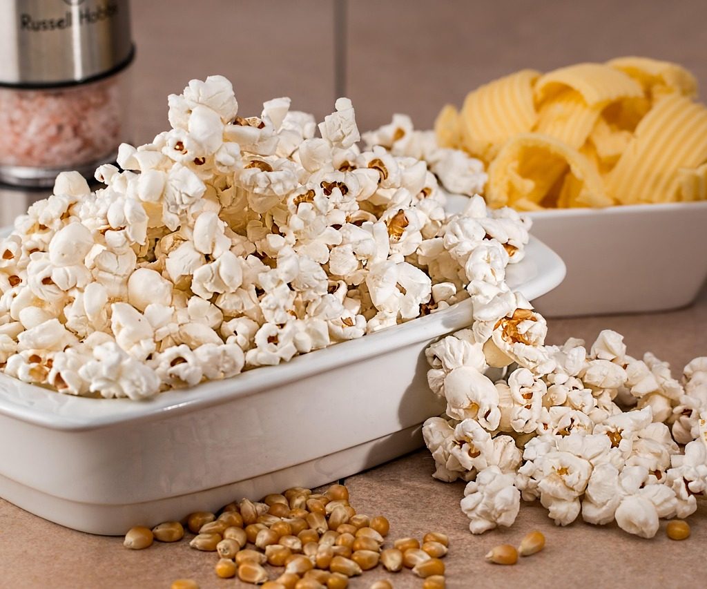 Popcorn podany na misce z solą morską oraz prażynkami
