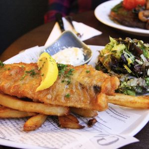 fMintaj z dodatkami w daniu fish and chips