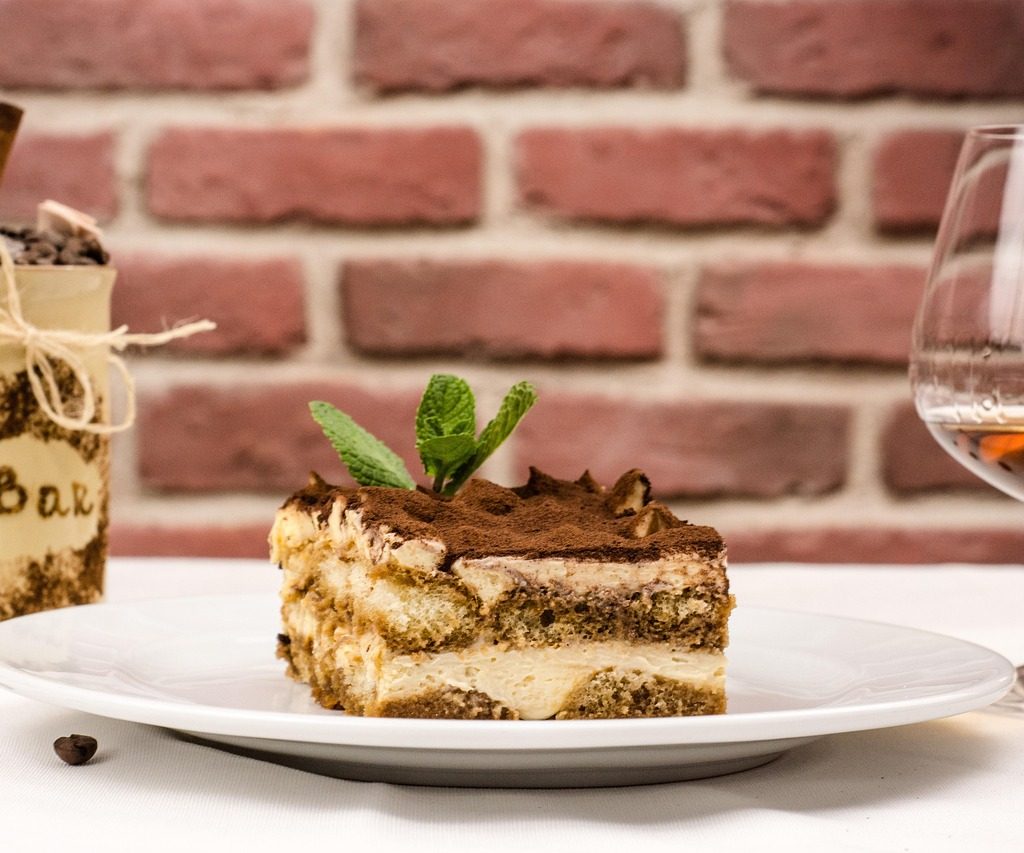 Ciasto tiramisu z mascarpone na białym ekskluzywnym talerzu