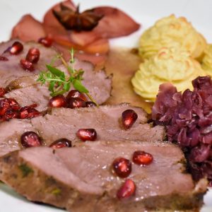 Pieczona gęsina z burakami iraz owocami granatu i sosem pieczeniowym