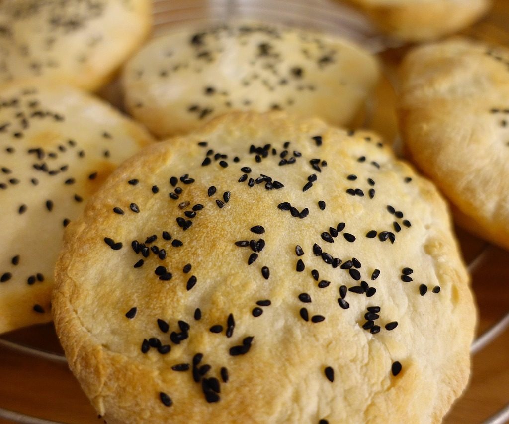 Bułki posypane nasionami czarnuszki