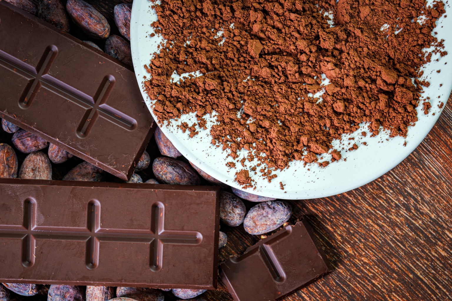 Kakao zmielone w towarzystwie czekolady