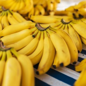 Kiście dojrzałych żółtych bananów wystawione na straganie. Idealne do zdrowego odżywiania.