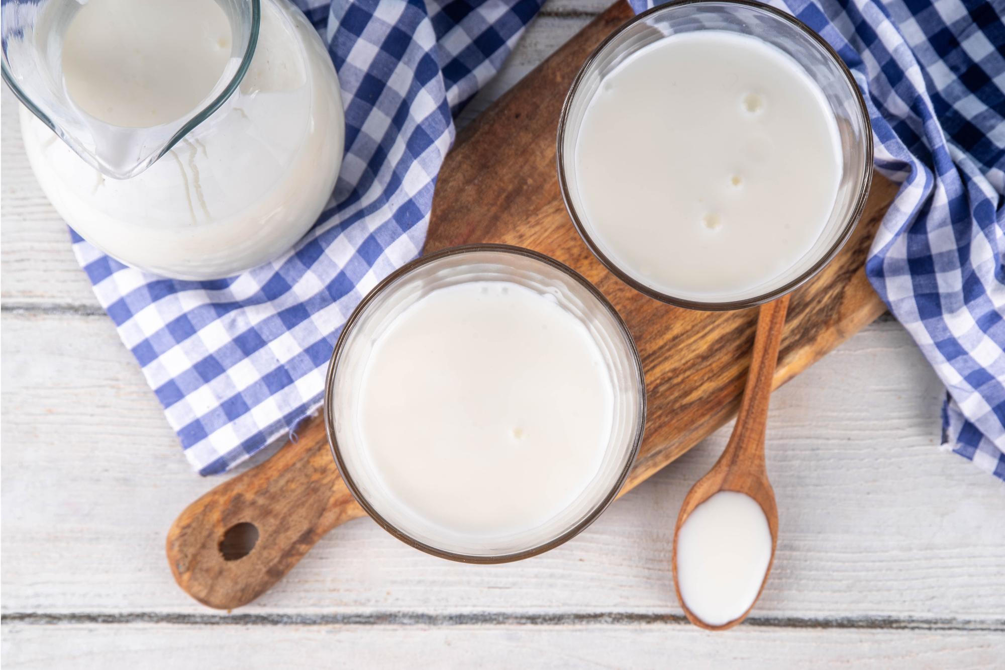 Maslanka w naczyniu na drewnianej desce