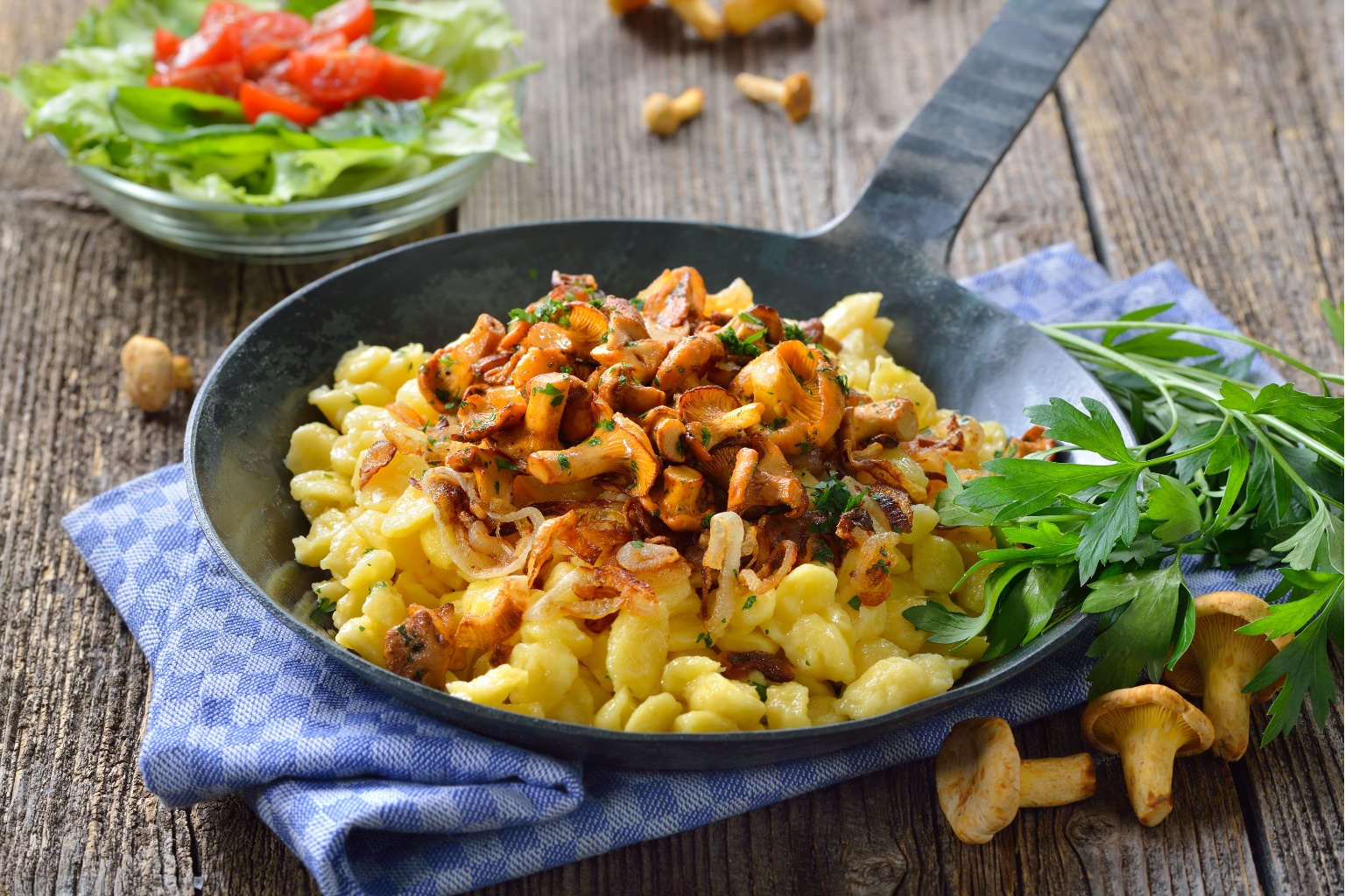 Smażone kurki z pietruszką i kluskami ziemniaczanymi na patelni