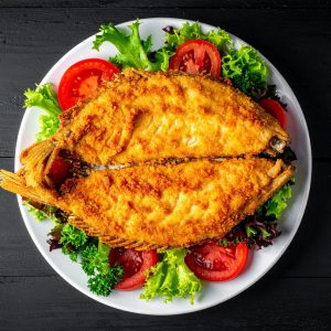 Smażona tilapia z warzywami