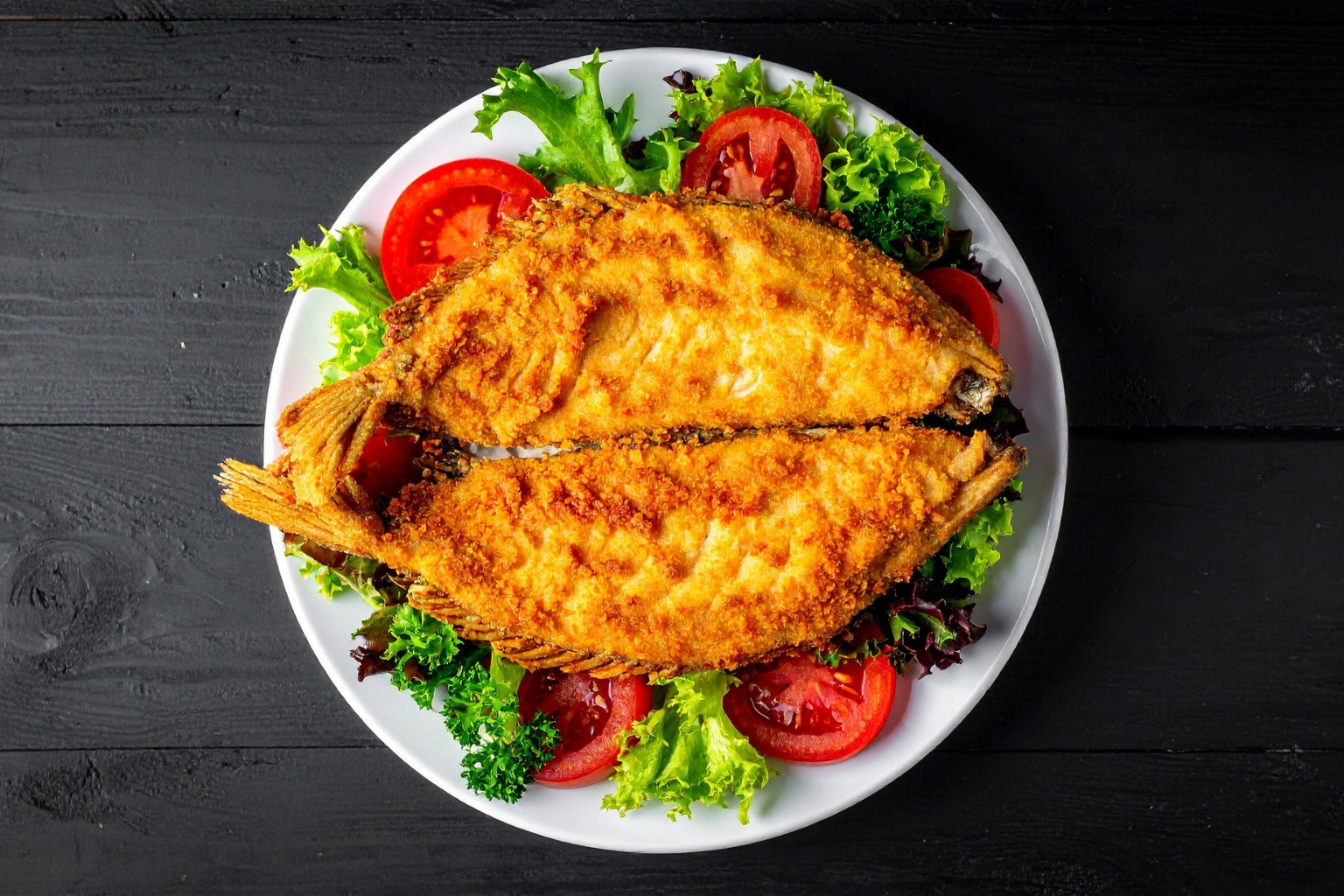 Smażona tilapia z warzywami