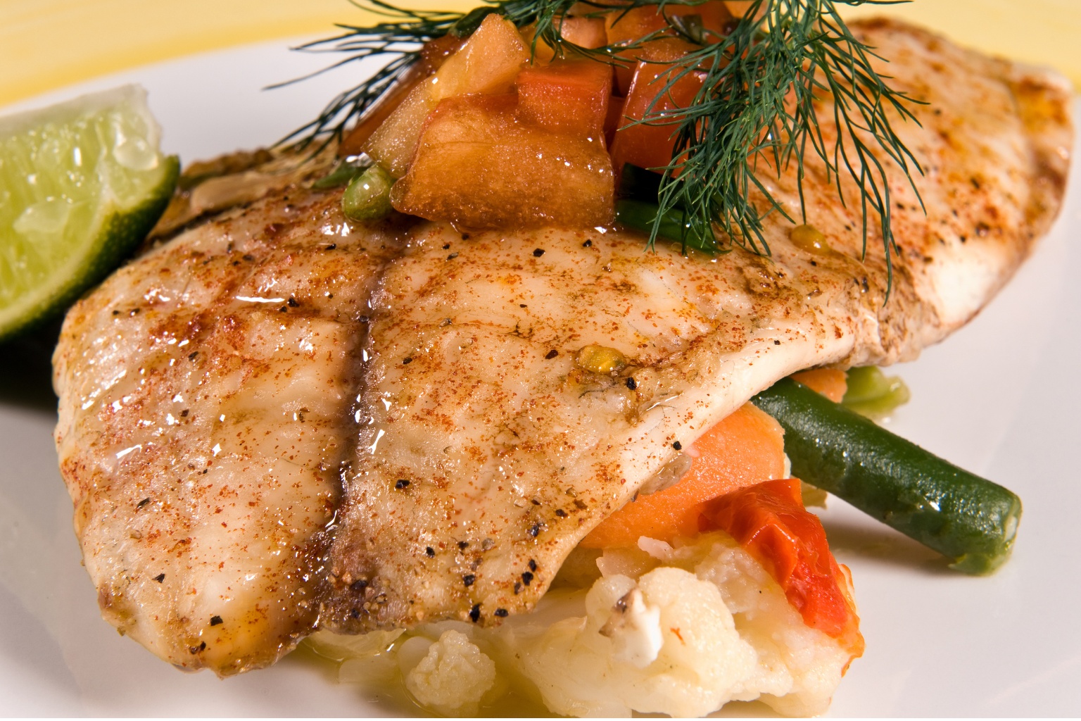 Tilapia podawana ze świeżymi warzywami