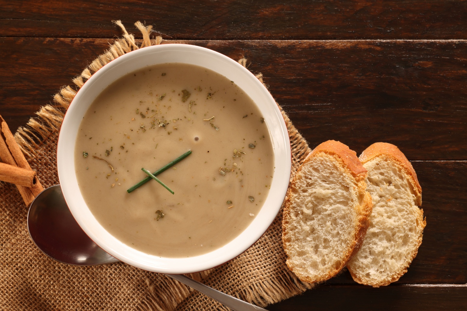 Zupa grzybowa podana ze świeżym pieczywem.