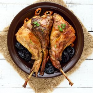 Pieczone mięso z królika podane w nowoczesnym stylu.