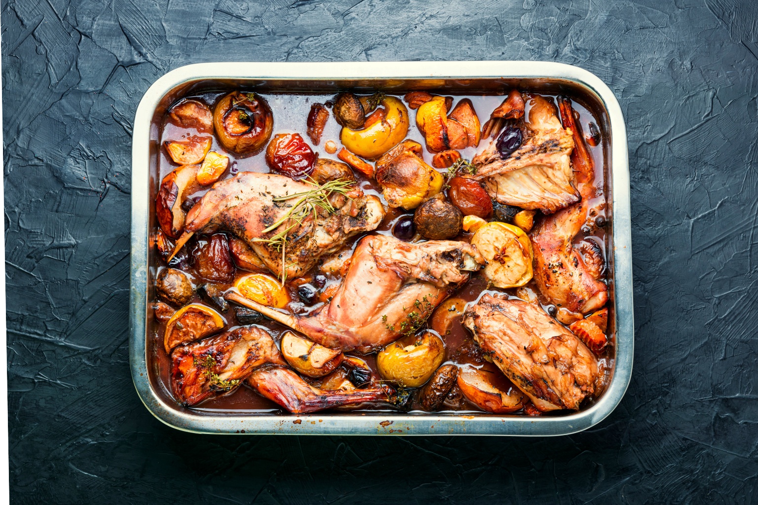 Królik pieczony z dodatkami.