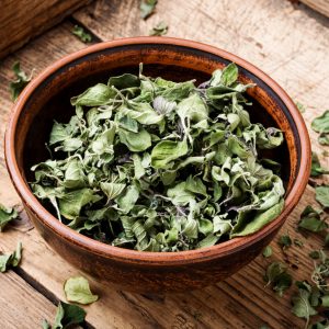 Rozdrobnione oregano w miseczce