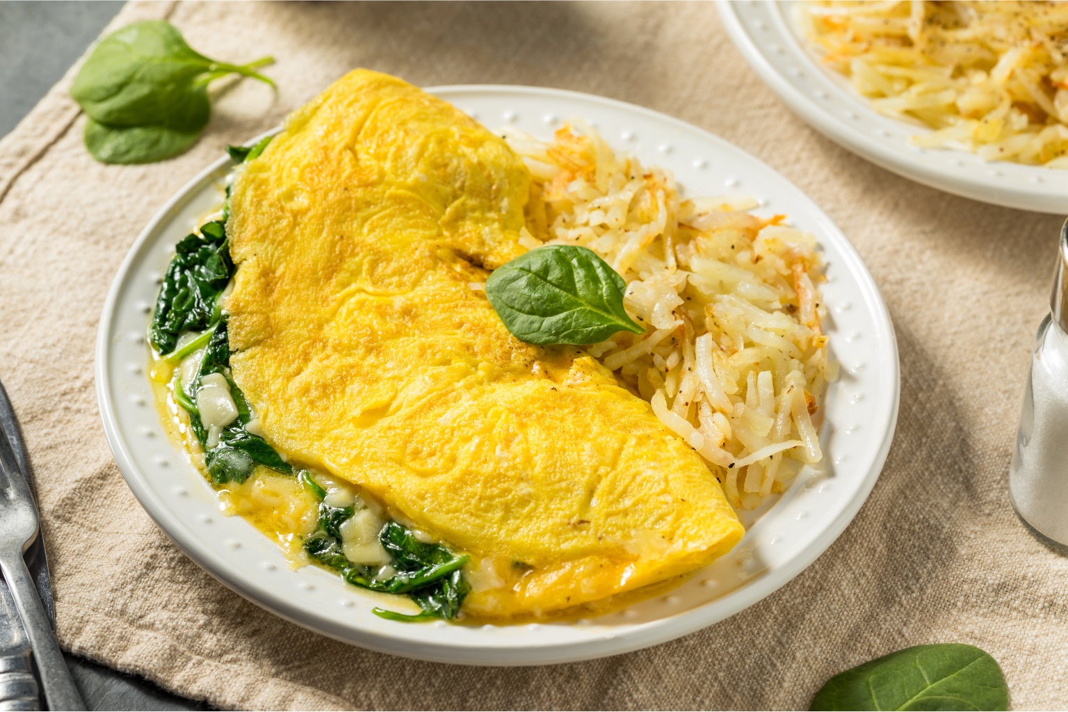 Omlet ze szpinakiem i surówką