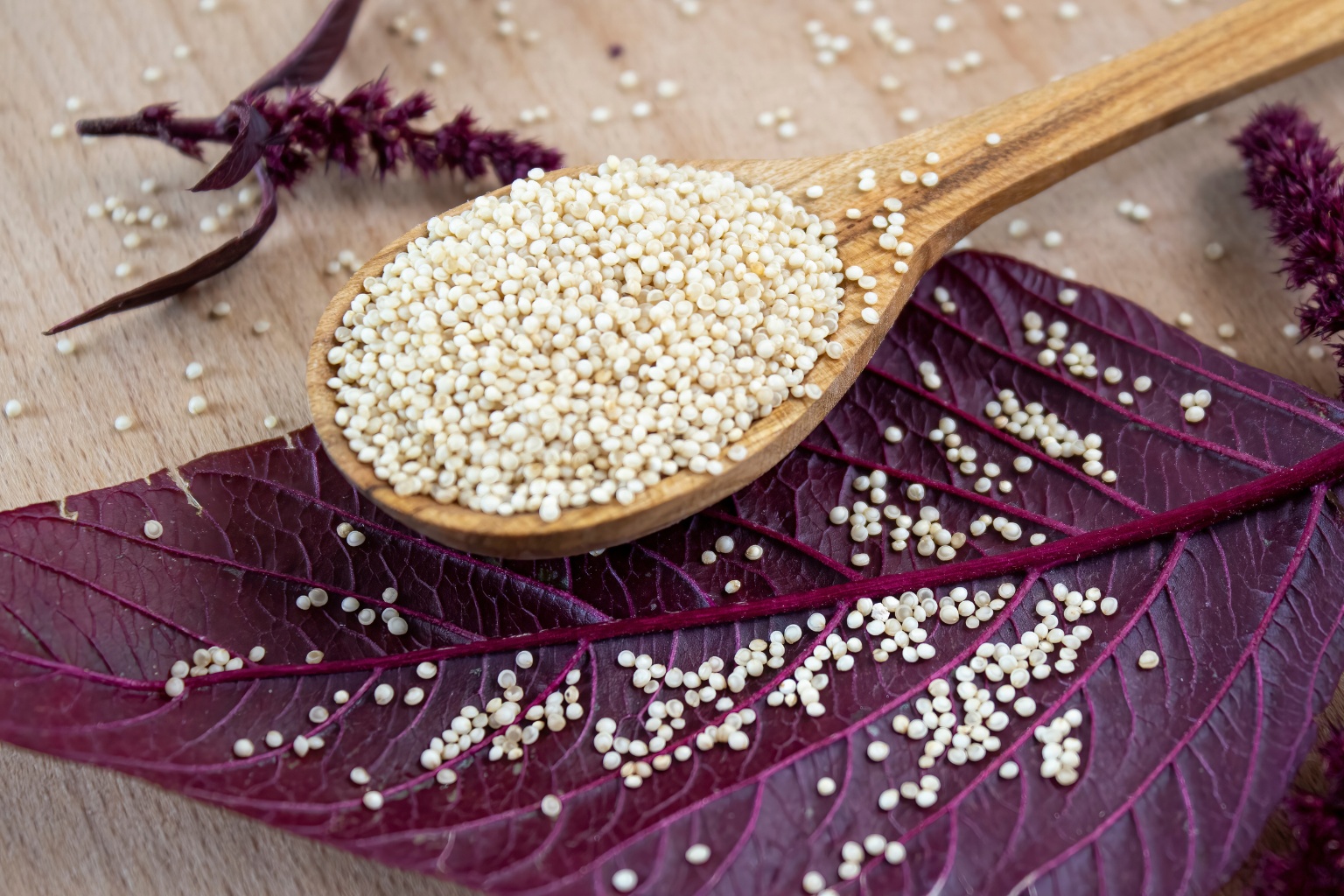 Ziarna amarantusa na drewnianej łyżce