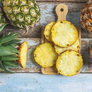Świeży pocięty na krążki ananas