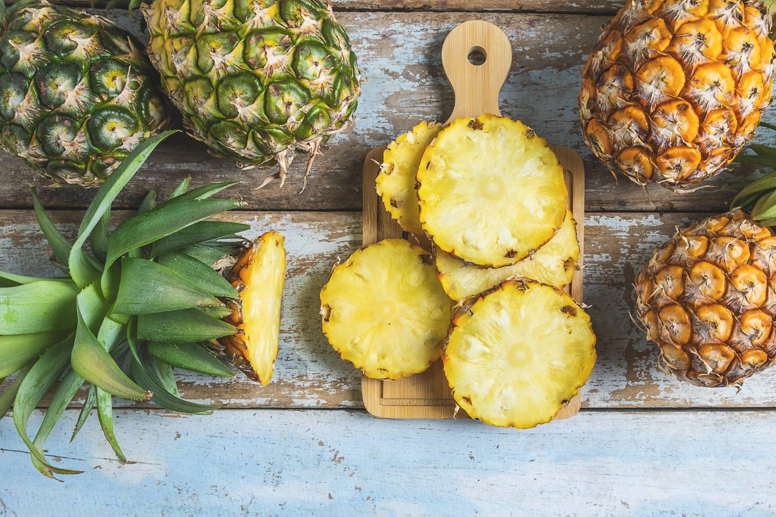 Świeży pocięty na krążki ananas