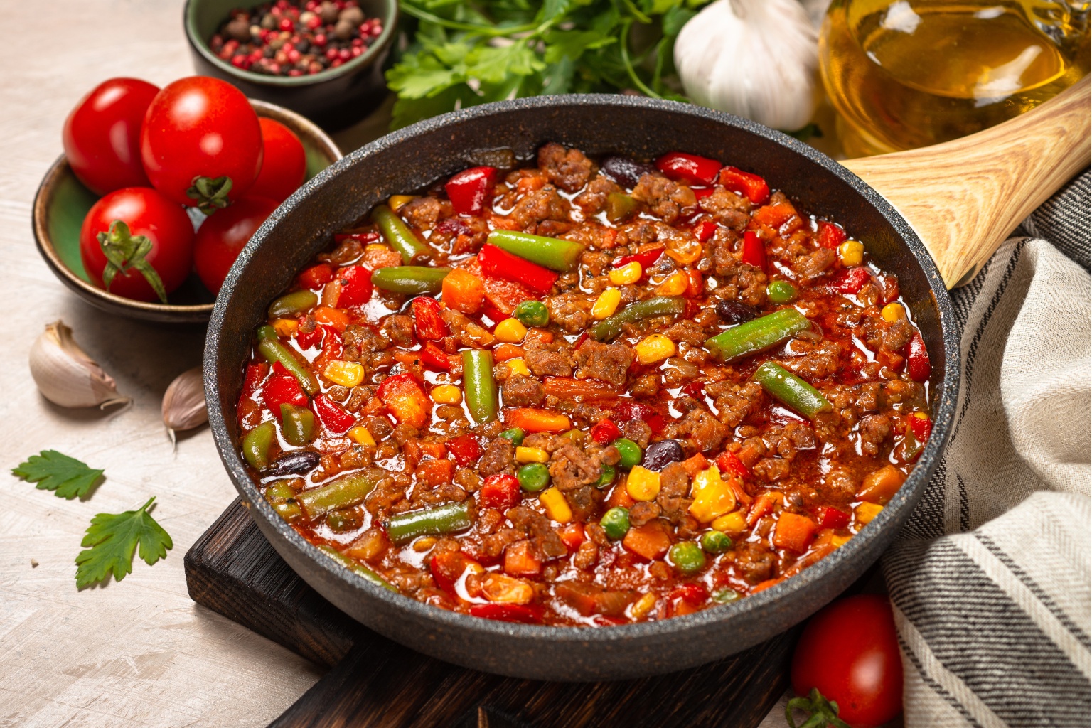 Chili con carne z mięsem, papryczką ostrą, fasolą oraz kukurydzą.