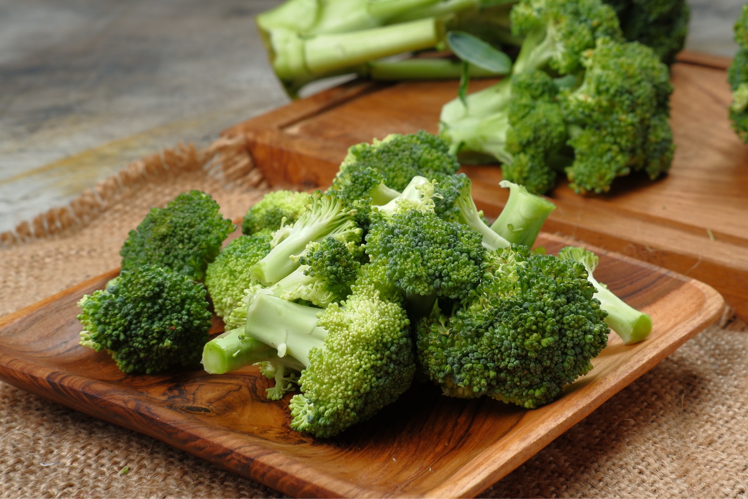 Różyczki brokułów na drewnianej desce