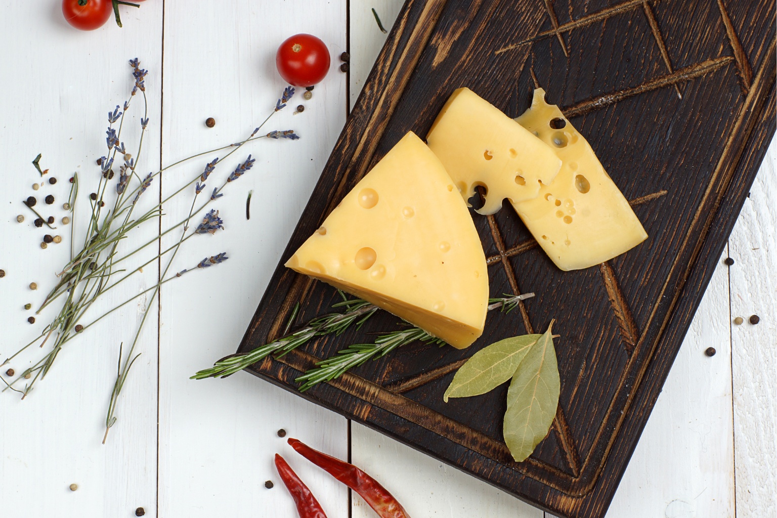 Masdamer z ziołami na drewnianej desce degustacyjnej.