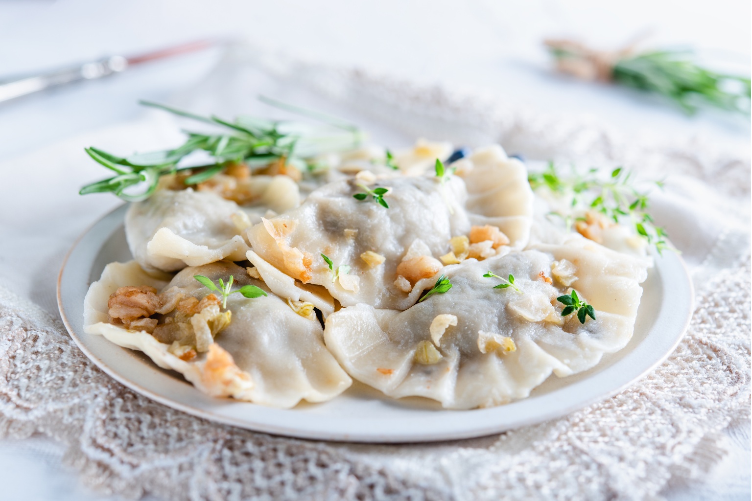 Pierogi z grzybami i kapustą, podane z cebulką.