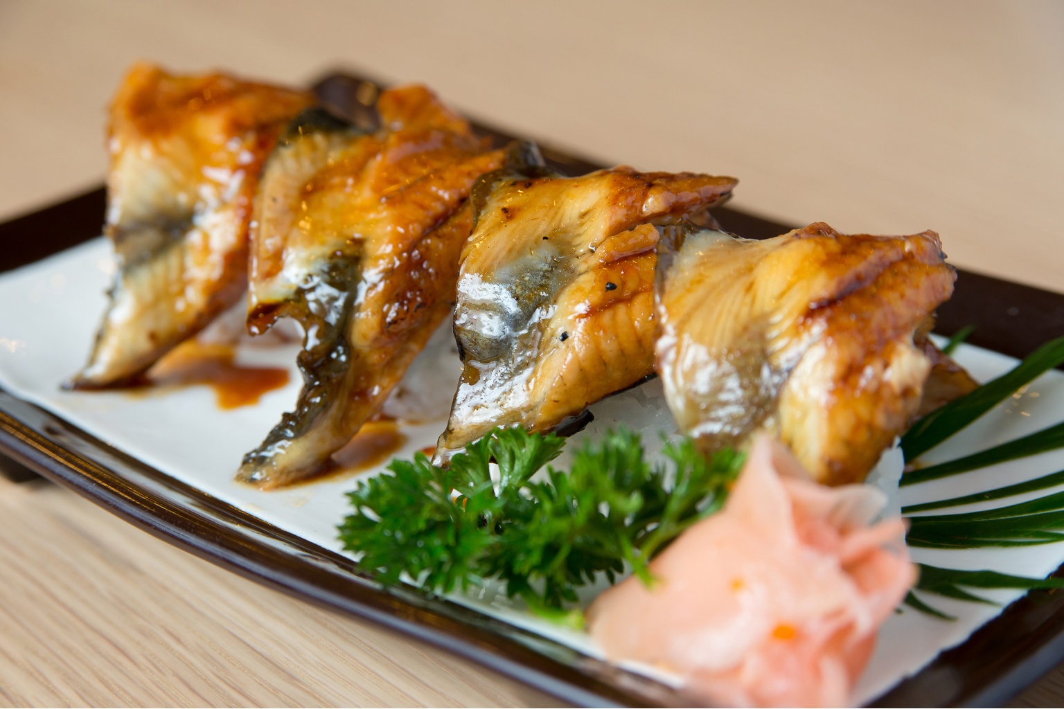 Wędzony węgorz podany w nowoczesnej odsłonie.