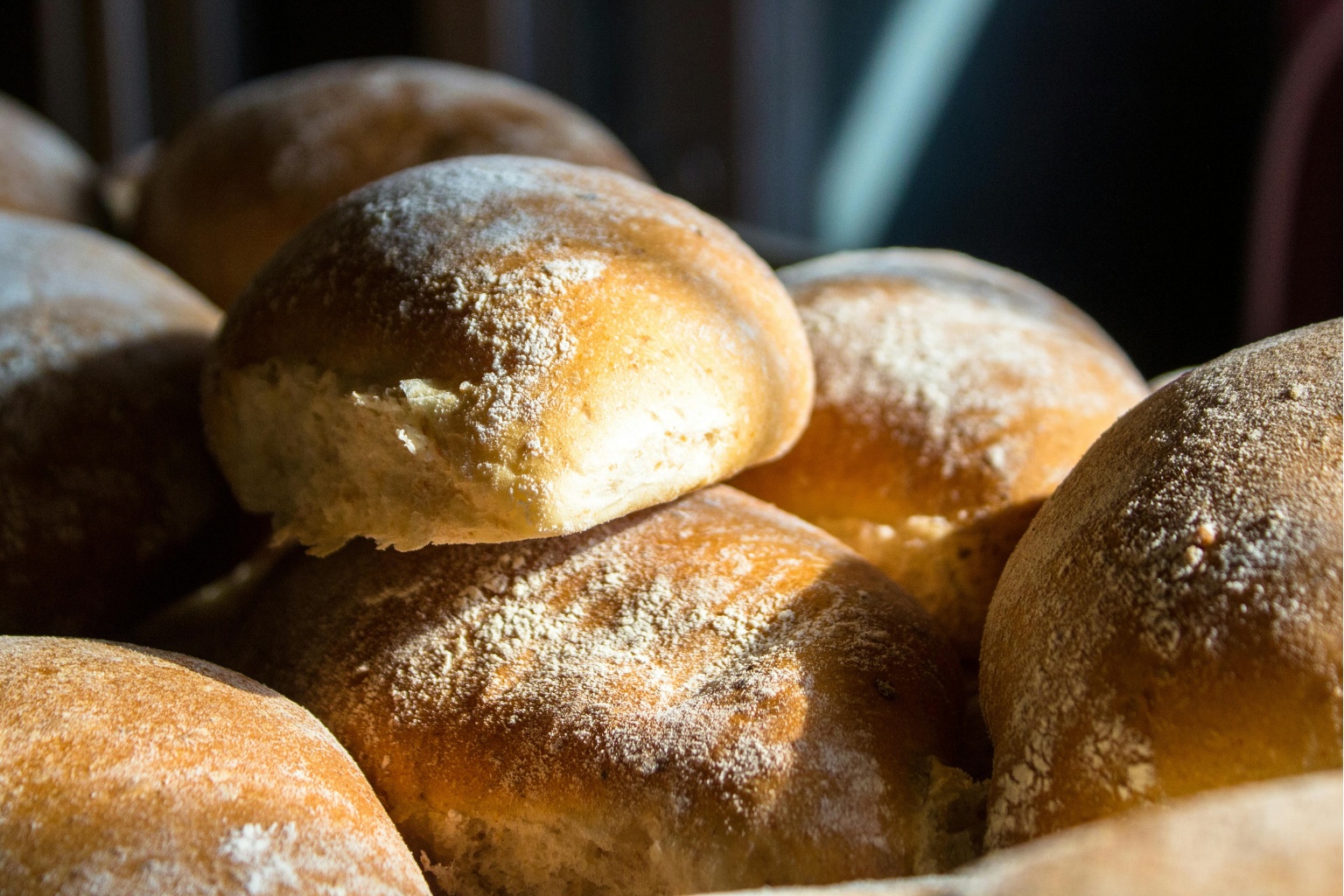 Chleb z mąki pszennej. Kilka bochenków ułożonych jeden na drugim.