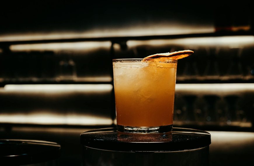 Switchel - jedna z wersji napoju gotowa do spożycia z cytryną