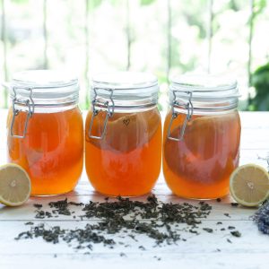 Kombucha fermentująca w słoikach