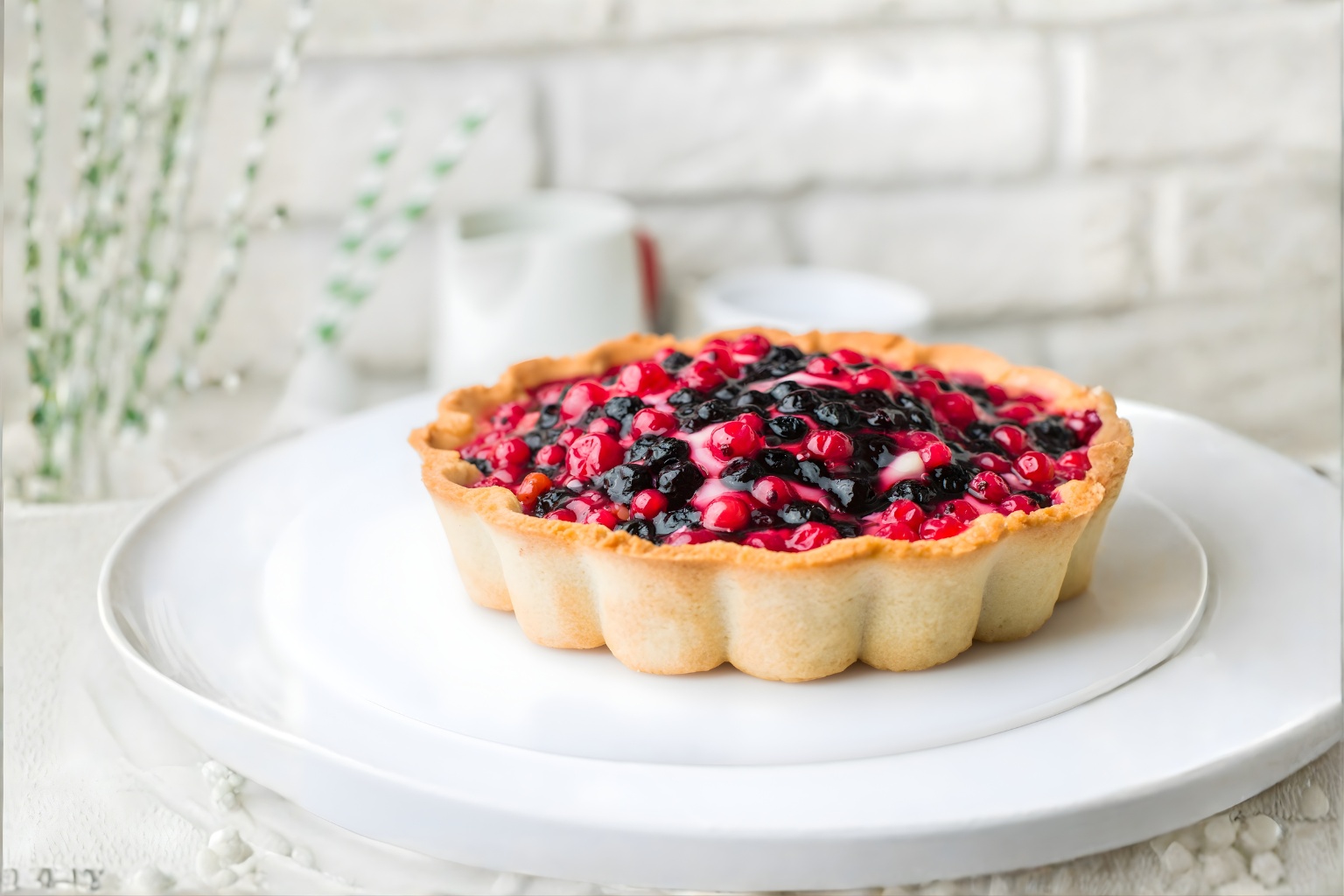 Tarta z porzeczkami na jasnej zastawie.