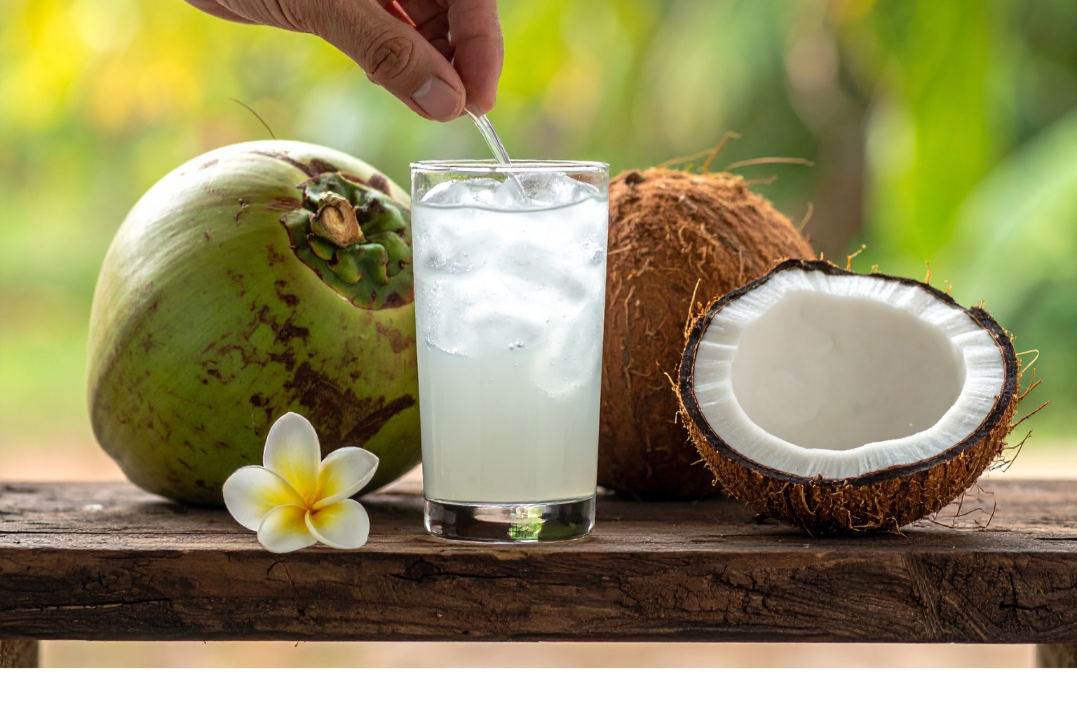 Woda kokosowa z lodem, świeża i idealna do uzupełnienia płynów