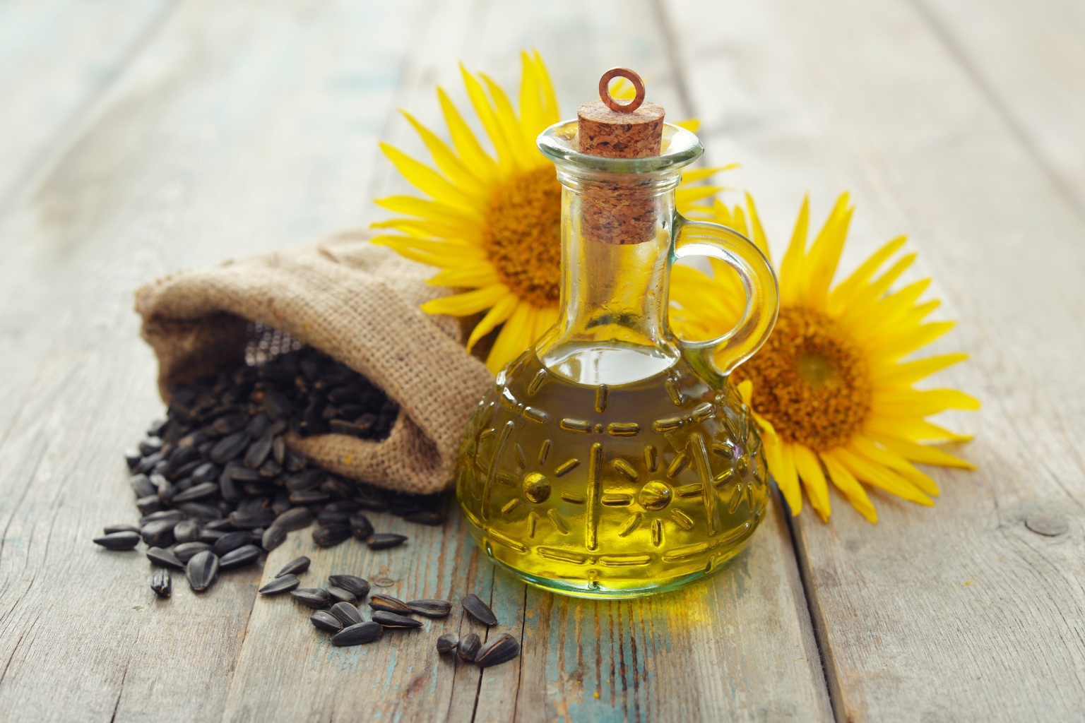 Olej słonecznikowy w szklanym naczyniu
