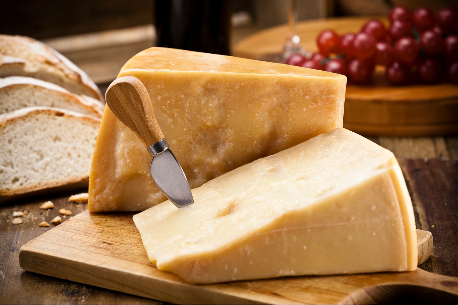 Włoski parmezan w przekroju z charakterystyczną strukturą