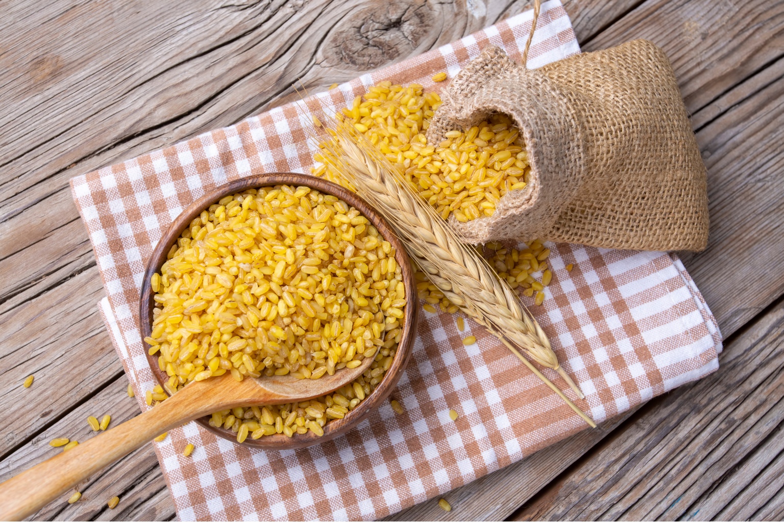 Ziarna kaszy bulgur na drewnianym stole