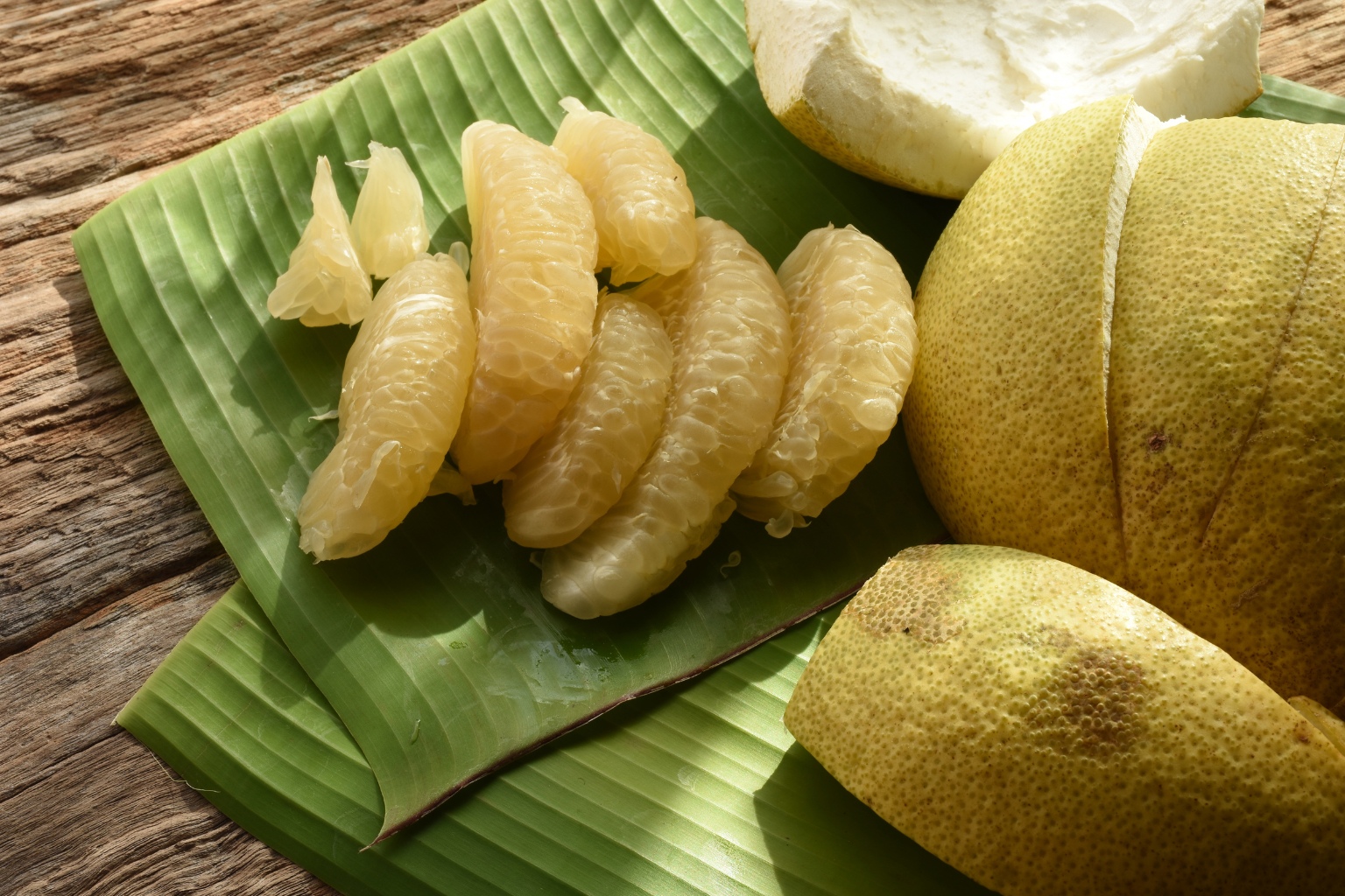 Pokrojone w cząstki pomelo gotowe do spożycia