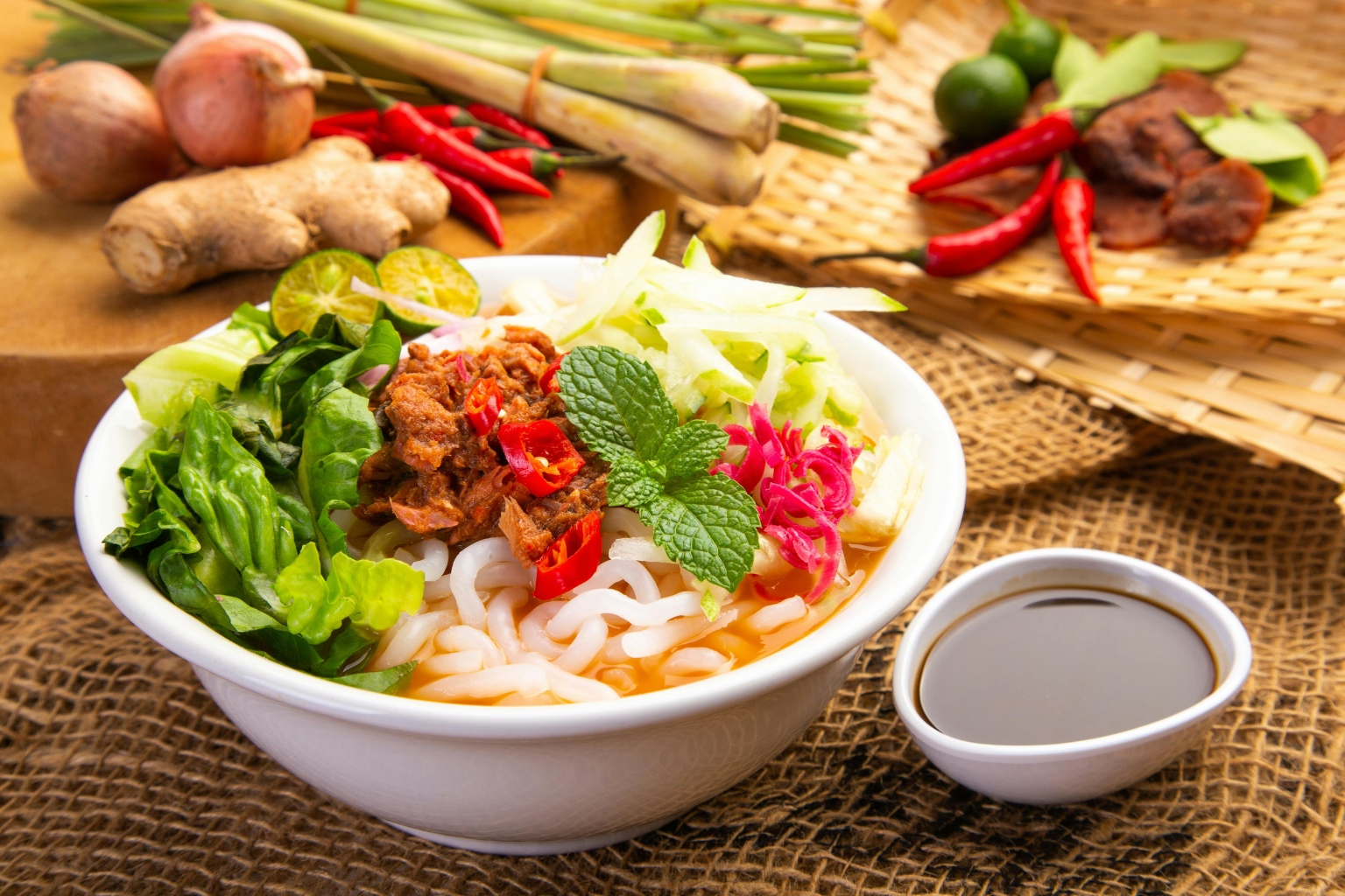 Tradycyjna zupa z białym makaronem , trawą cytrynową, miętą i innymi warzywami często przygotowywana w Azji