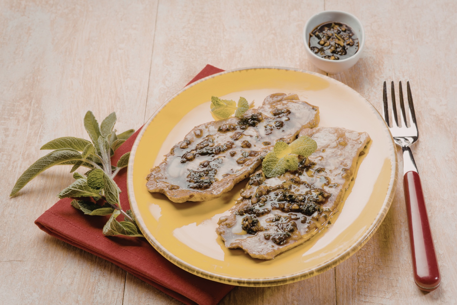 Szałwia jako dodatek do potraw mięsnych