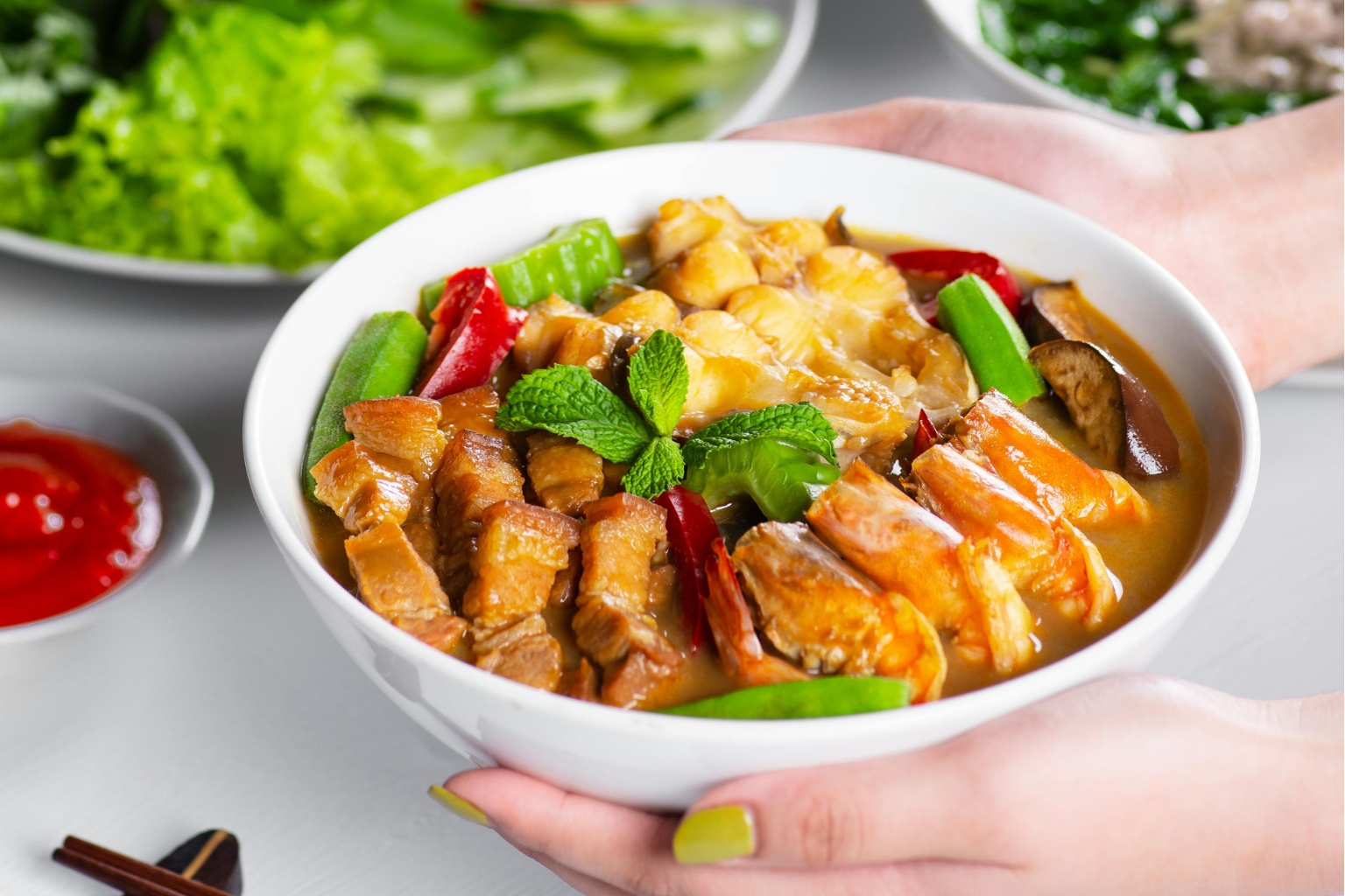 Danie mięsne z warzywami w tym okrą